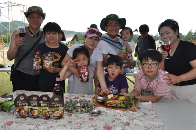 캠핑장에서 쉽게 요리할 수 있도록 도와주는 CJ제일제당의 양념장 제품을 캠핑 가족들이 소개하고 있다. CJ제일제당 제공