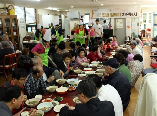 지난 5월 서울 마포구 창전경로당에서 열린 ‘집밥 릴레이 자원봉사’에서 독거 노인들이 식사하고 있다.