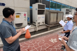 폭염 속 보행자 불편 해소 위해… 강남구, 에어컨 실외기 점검