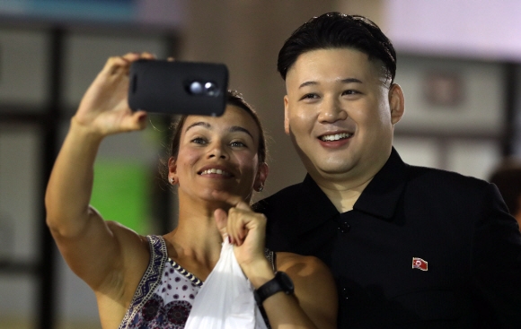 18일 오후(한국시간) 브라질 리우데자네이루 올림픽 스타디움에서 2016리우데자네이루올림픽 육상경기가 펼쳐지고 있는 가운데 김정은 북한 노동당 위원장을 분장을 한 관람객이 기념사진을 찍고 있다. 리우데자네이루 올림픽사진공동취재단