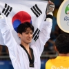 [서울포토] 태극기 들어올린 태권도 이대훈…“저 동메달 맞죠?”