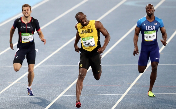 자메이카 우사인 볼트가 18일 오후 (현지시간) 브라질 리우데자네이루 마라카낭 올림픽 주경기장에서 열린 육상 남자 200m 결승 경기에서 19초 78의 기록으로 결승점을 통과 하고 있다. 리우데자네이루=올림픽사진공동취재단