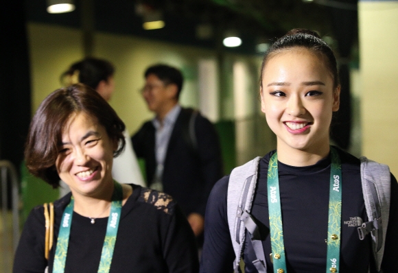 4위 손연재 어깨 두드리는 어머니