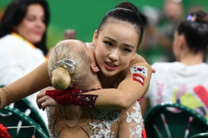 [서울포토] 4위 손연재, 벨라로스 멜리티나 선수와 포옹