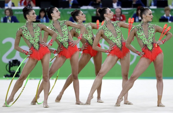스페인 팀이 20일(현지시간) 브라질 리우데자네이루 열린 2016 리우올림픽 리듬체조 단체 종합 경기에서 멋진 연기를 펼치고 있다. AP 연합뉴스