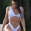 킴 카다시안, 흰비키니로 글래머 몸매 과시하며 휴가중