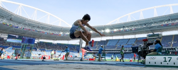 김덕현이 15일(현지시간) 주경기장에서 열린 육상남자 세단뛰기 3차 시기에서 힘차게 도약하고 있다. 세 번째 올림픽에 출전한 김덕현은 왼쪽 발 부상을 후유증으로 끝내 결선 진출의 꿈을 이루지 못했다. 리우데자네이루 연합뉴스