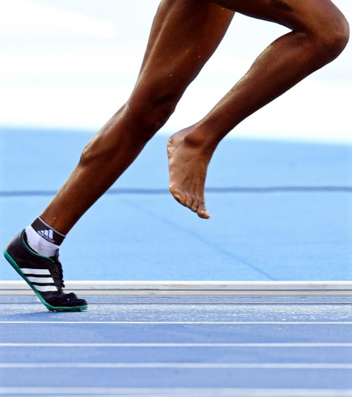 에티오피아 육상 선수 에테네시 디로가 13일(현지시간) 여자 육상 3000m 장애물 준결승에서 한쪽 신발이 벗겨진 채로 트랙을 달리고 있다. 그는 경기 중 신발이 찢어지는 사고를 당했으나 레이스를 포기하지 않고 완주해 7위를 기록했다.  리우데자네이루 EPA 연합뉴스