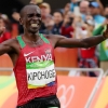 케냐 킵초게 마라톤 금메달 “풀코스도 거뜬…결승선서 엄지척!”