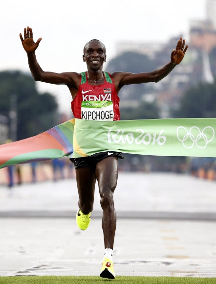 21일(한국시각) 리우올림픽 남자 마라톤에서 케냐의 엘리우드 킵초게(32) 선수가 2시간8분44초로 가장 먼저 결승선을 통과하며 금메달을 목에 걸었다. EPA=연합뉴스