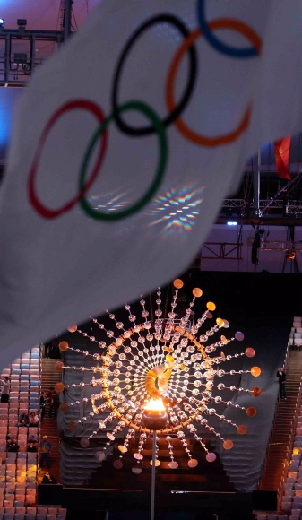 21일 오후(현지시간) 브라질 리우데자네이루 마라카낭 주경기장에서 열린 2016 리우올림픽 폐막식에서 성화위로 오륜기가 펄럭이고 있다. 리우데자네이루 올림픽사진공동취재단