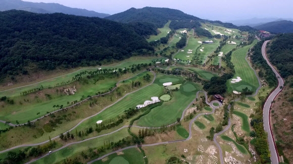 국방부가 경북 성주군 내 새로운 사드 배치 후보지를 평가하기로 한 가운데 새 후보지로 부상한 초전면의 롯데스카이힐 골프장 전경. 연합뉴스