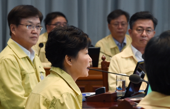 박근혜 대통령이 을지프리덤가디언(UFG) 훈련 첫날인 22일 청와대에서 ‘제1회 을지국무회의 및 제37회 국무회의’를 주재하고 있다. 우병우(뒷줄 오른쪽) 민정수석도 자리에 배석해 앉아 있다. 안주영 기자 jya@seoul.co.kr