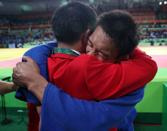 리우올림픽에서 외국 대표팀을 이끌고 출전한 한국인 감독들은 그 나라 선수와 함께 값진 메달을 일궈냈다. 지난 11일 중국 남자 유도 90㎏급에서 동메달을 딴 청쉰자오(오른쪽)가 정훈 감독과 포옹하고 있다. 중국 남자 유도가 올림픽에서 메달을 따기는 처음이다.  리우데자네이루 연합뉴스