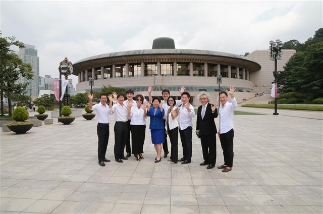 조은희(왼쪽 다섯 번째) 서초구청장과 서초문화클럽 회원들이 새로 둥지를 튼 서초구민회관 앞에서 기념사진을 찍고 있다. 서초구 제공