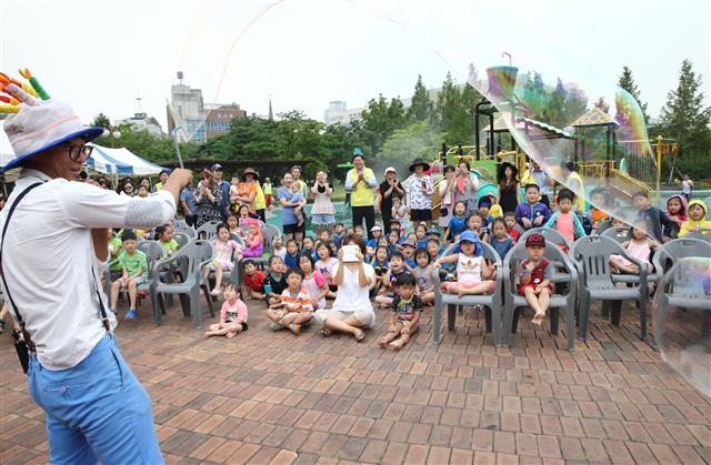 서울 영등포구 물놀이장에서 버블쇼 공연이 펼쳐지고 있다. 영등포구 제공