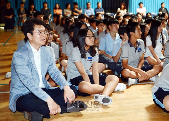 정원오(왼쪽) 성동구청장이 22일 성수중학교 체육관에서 열린 진로 뮤지컬 공연을 학생들과 함께 관람하고 있다. 안주영 기자 jya@seoul.co.kr