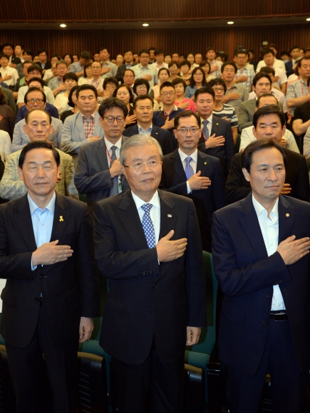22일 국회도서관에서 열린 전국직능대표자회의에 참석한 더불어민주당의 김종인(왼쪽) 비대위원장과 우상호 원내대표가 나란히 국기에 대한 경례를 하고 있다. 박지환 기자 popocar@seoul.co.kr