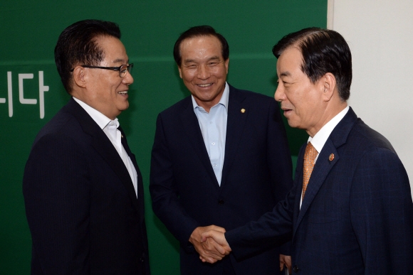 22일 서울 국회 국민의당 비대위원장실을 찾은 한민구 국방장관이 박지원 비대위원장과 인사를 나누고 있다. 2016. 08. 22 박지환 기자 popocar@seoul.co.kr