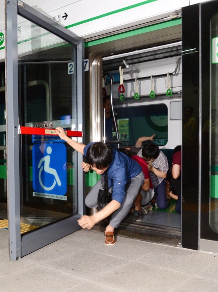 23일 서울 신도림역에서 을지연습의 일환으로 열린 지하철 테러대응 합동훈련에서 승객들이 급히 대피하고 있다.   정연호 기자 tpgod@seoul.co.kr
