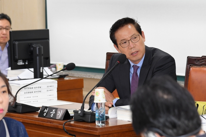 성중기 서울시의원이 23일 김태호 서울메트로 사장 후보자에 대한 인사청문회에서 질의하고 있다.