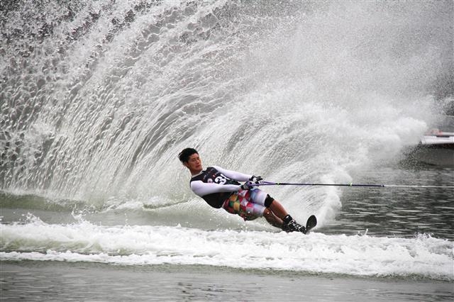 23일 전남 영광군 불갑저수지에서 열린 아시아 수상스키·웨이크보드 국제대회에서 한 참가자가 물살을 가르며 웨이크보드를 타고 있다. 영광군 제공