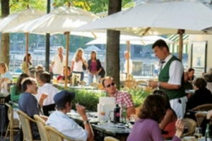 초가을 서울 신촌 야외 테라스에서 커피 마시고 ‘치맥’ 먹는다