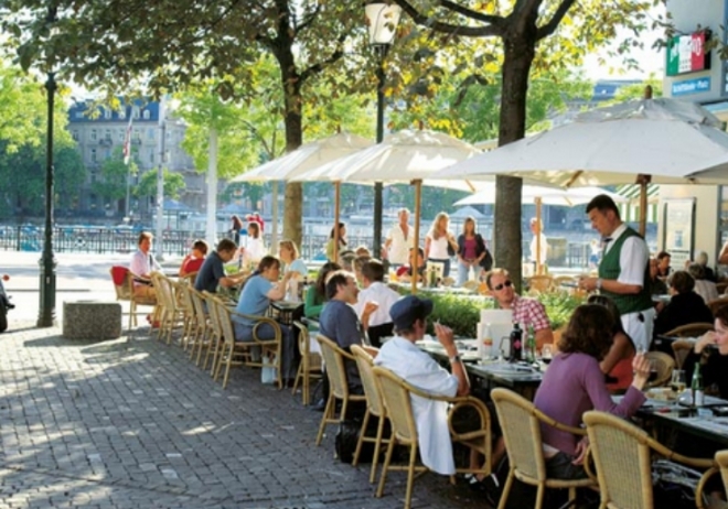 스페인의 야외 카페 풍경