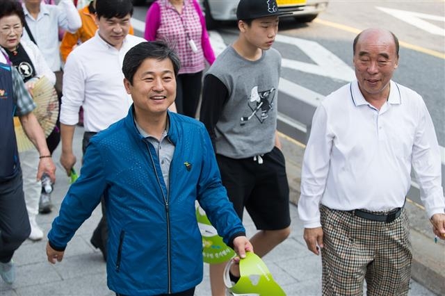 김영배(왼쪽) 서울 성북구청장이 주민들과 함께 걷고 있다. 성북구 제공