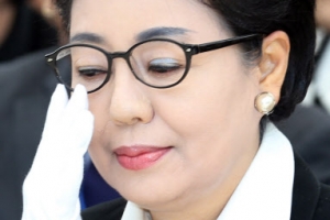 박근혜, 22시간만에 귀가…울음 터뜨린 동생 박근령