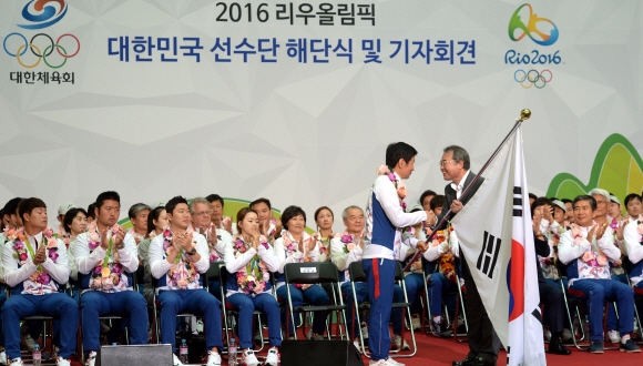 24일 오전 인천공항에서 열린 리우데자네이루 올림픽 선수단 해단식 및 기자회견에서 정몽규 선수단장이 선수단기를 반납하고 있다.  2016.08.24 강성남 선임기자 snk@seoul.co.kr