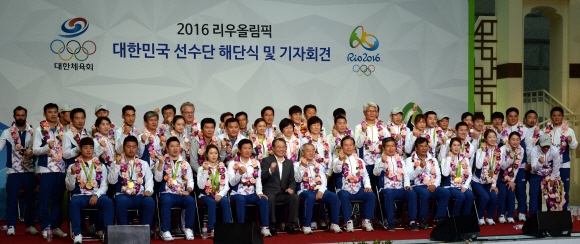 2016 리우데자네이루 올림픽 대한민국 국가대표 선수단이 24일 오전 인천공항에서  열린 해단식에서 기념촬영하고 있다.   2016.08.24 강성남 선임기자 snk@seoul.co.kr