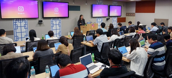 니키 잭슨 콜라코 인스타그램 정책부문 총괄이 24일 서울 강남구 페이스북코리아에서 ‘청정 인스타그램 만들기’에 대해 설명하고 있다. 연합뉴스