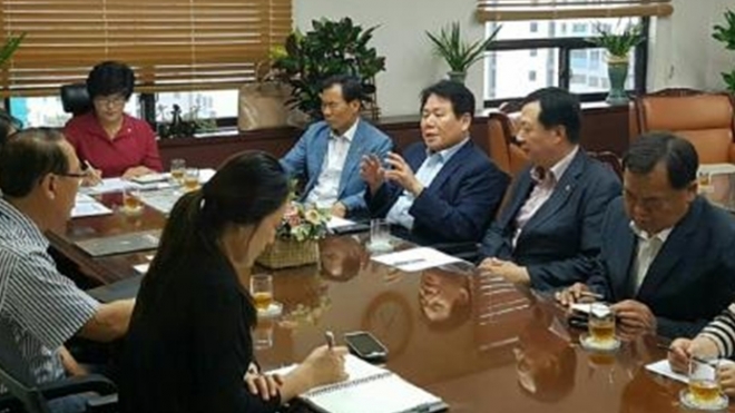 23일 이성희 서울시의회 문화체육관광위원장(오른쪽 두번째)이 박춘란 서울시 부교육감실에서 정양석 국회의원, 이복근시의원 등과 함께 학생수 감소에 따른 대책 마련을 논의하고 있다.