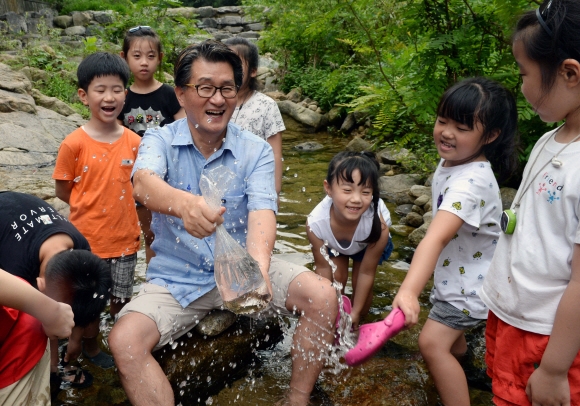 유종필 관악구청장이 24일 관악산 계곡에서 아이들과 민물가재를 풀어 주며 활짝 웃고 있다. 강성남 선임기자 snk@seoul.co.kr
