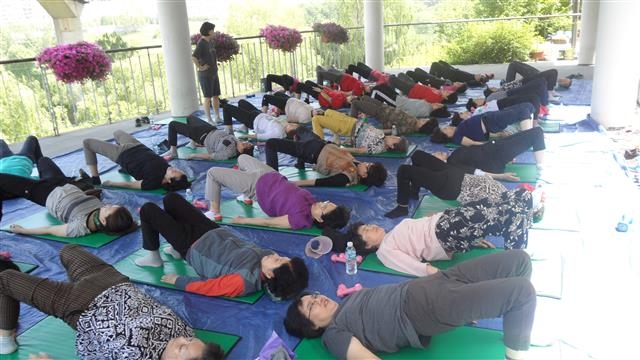 강남구의 주민들이 양재천의 건강증진센터에서 운동하고 있다. 강남구 제공