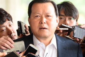 檢, 신동빈 ‘오른팔’ 황각규 운영실장 소환…신동빈 압박 시작되나