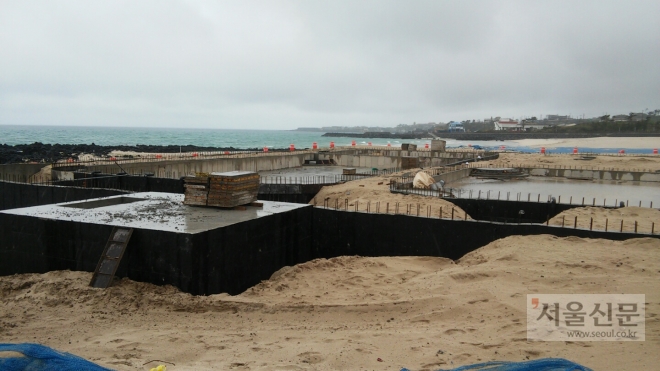 공무원에게 거액의 변상 조치가 내려진 제주 곽지과물해변 해수풀장 조성 당시 모습. 불법 공사 논란으로 지금은 원상 복구된 상태다. 