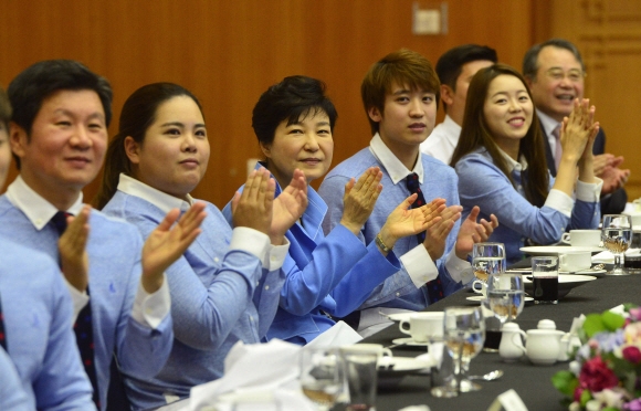 박근혜 대통령이 25일 2016 리우 올림픽 선수단을 청와대로 초청해 오찬을 가져 축하공연을 보며 박수를 치고있다. 2016. 08. 25 안주영 기자 jya@seoul.co.kr