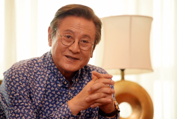 박근형은 한 달간 상연된 연극 ‘아버지’를 최근 마무리했다. 40년 만의 명동예술극장 무대였다고 감격스러워했다. “데뷔 무대에 섰을 때보다 떨림이 많아 첫날 공연에선 실수하기도 했어요. 제겐 출발이 연극이었는데 오랫동안 거리가 멀었죠. 몇 번이나 복귀하려 했는데 상황이 여의치 않아 못 하다가 이제야 겨우 물꼬를 텄네요. 앞으로는 적어도 1년에 한 작품씩 해 보고 싶어요.” 박윤슬 기자 seul@seoul.co.kr