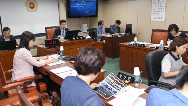 25일 서울시의회 청년발전특위가 청년수당 직권취소 이후 서울시의 후속조치를 보고받고 있다.