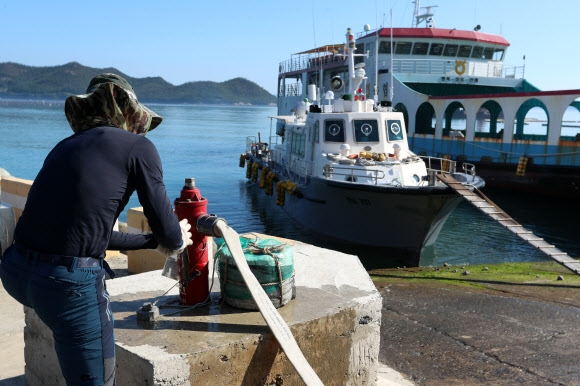 두달 넘게 비 안 온 섬마을… 생명수 곧 갑니다