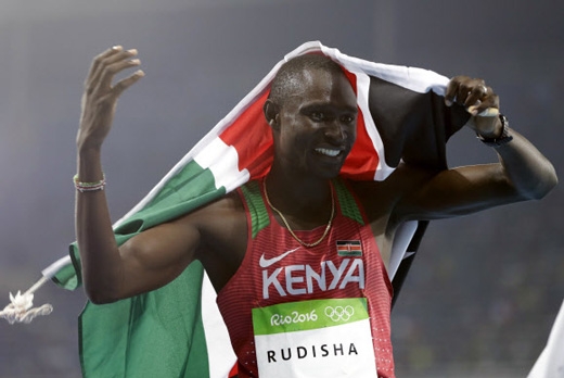 데이비드 루디샤(케냐)가 지난 15일(현지시간) 리우올림픽 육상 남자 800m 결선에서 금메달을 딴 뒤 국기를 머리에 두른 채 관중의 환호에 답하고 있다.  리우데자네이루 AP 연합뉴스 