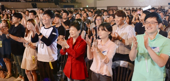 박근혜 대통령이 26일 한양대 서울캠퍼스에서 열린 ‘2016 창조경제혁신센터 페스티벌’에 참석해 참석자들과 함께 박수를 치고 있다. 안주영 기자 jya@seoul.co.kr
