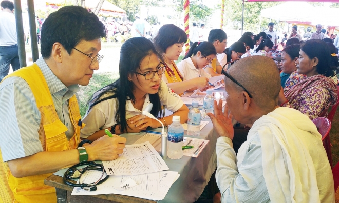 서교일 순천향대 총장이 지난 18~21일 캄보디아에서 의료봉사활동을 벌이고 있다. 순천향대 제공