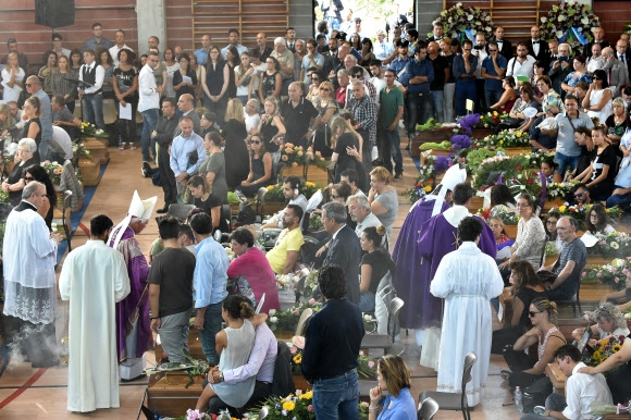 이탈리아 중부 산악 지방에서 지난 24일(현지시간) 새벽 발생한 지진으로 사망한 희생자에 대한 첫 국가 장례식이 27일 엄수됐다. AFP 연합뉴스