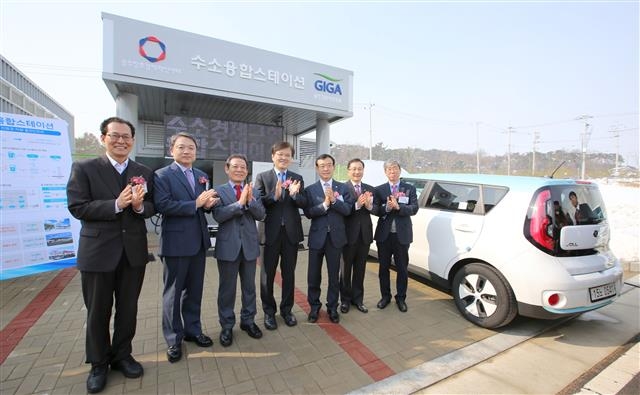 광주시와 창조경제혁신센터 관계자 등이 지난 1월 광주 과기원에서 열린 수소융합스테이션 준공식에 참석, 수소연료전지차 보급 방안 등을 논의한 뒤 기념촬영을 하고 있다. 왼쪽부터 고형권 창조경제추진단장, 정진행 현대차 사장, 윤장현 광주시장, 최양희 미래창조과학부 장관, 임내현 전 의원, 유기호 광주창조경제혁신센터장. 광주시 제공