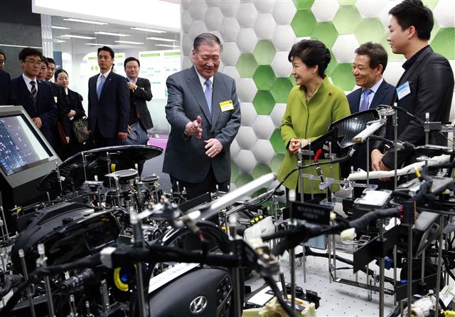 정몽구(오른쪽 네번째) 현대자동차그룹 회장이 지난해 1월 광주 창조경제혁신센터에서 박근혜 대통령과 만나 수소연료전지차 기술에 대해 설명하고 있다. 현대차그룹 제공