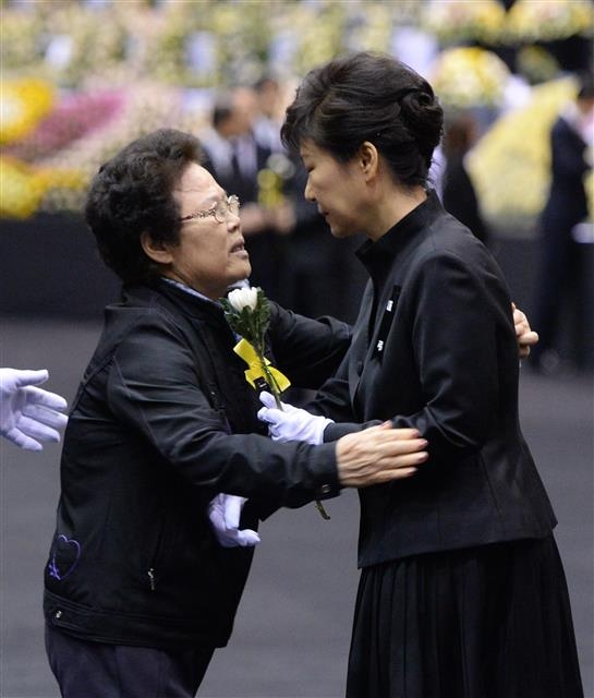 박근혜 대통령이 2014년 4월 29일 경기 안산시 단원구 세월호 희생자 합동분향소를 조문할 때 한 할머니와 만나는 모습. CBS는 이 장면을 청와대가 연출했다는 취지로 보도했다. 서울신문 DB