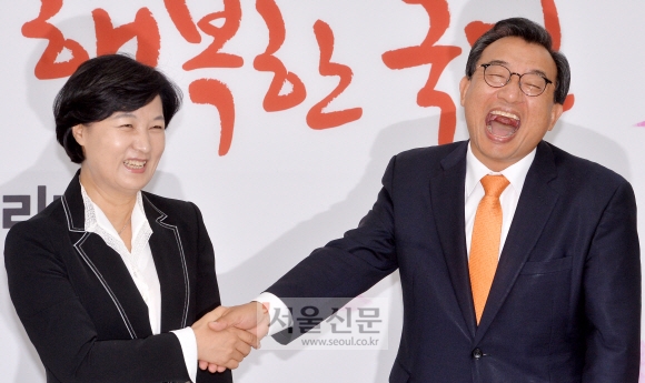 새누리당 이정현 대표(오른쪽)가 29일 국회에서 더불어민주당 추미애 대표를 만나 덕담을 나누고 있다.    이종원 선임기자 jongwon@seoul.co.kr